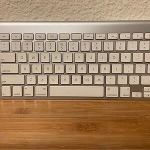 Original Apple Magic Keyboard (1) Bluetooth Wireless Model A1314 *Genuine Apple*